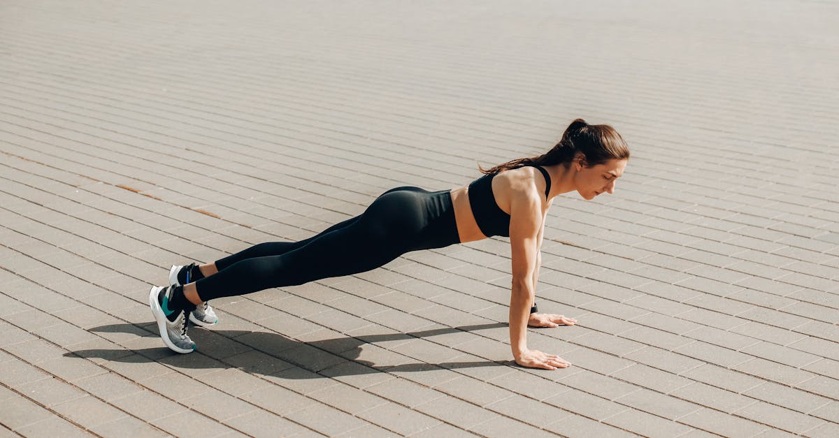 découvrez l'importance de la force de base pour la condition physique et la stabilité globales. Apprenez des exercices efficaces et des conseils pour améliorer votre force de base, améliorer votre posture et prévenir les blessures.