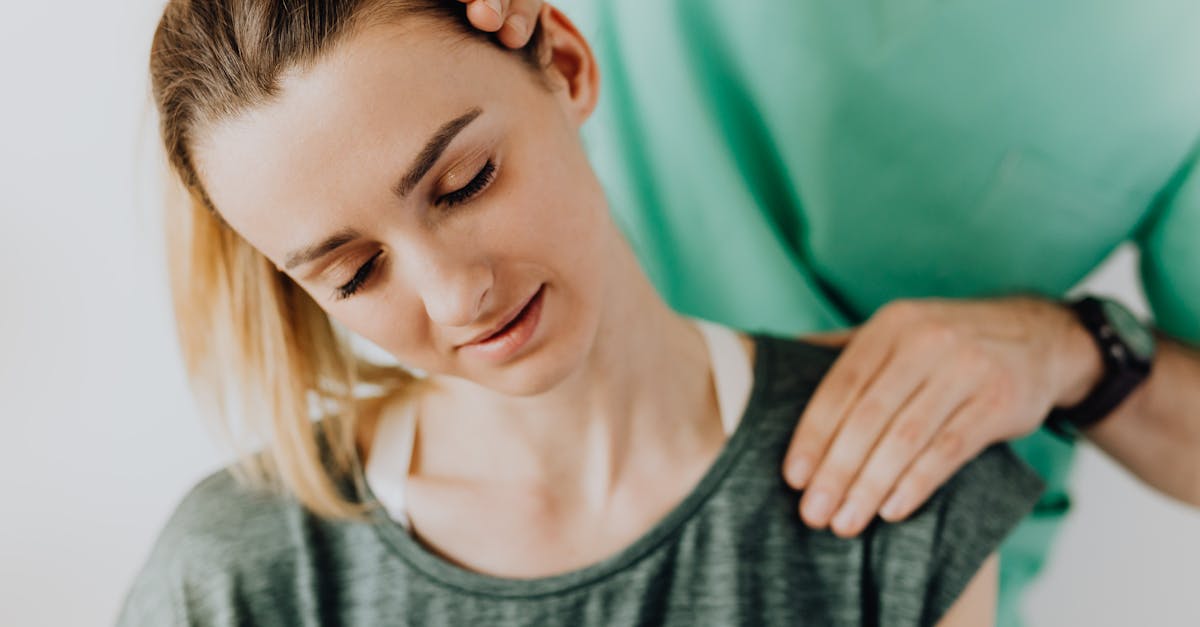 découvrez des stratégies efficaces pour gérer les douleurs cervicales. découvrez les exercices, les thérapies et les changements de mode de vie qui peuvent aider à soulager l'inconfort et à améliorer votre qualité de vie.