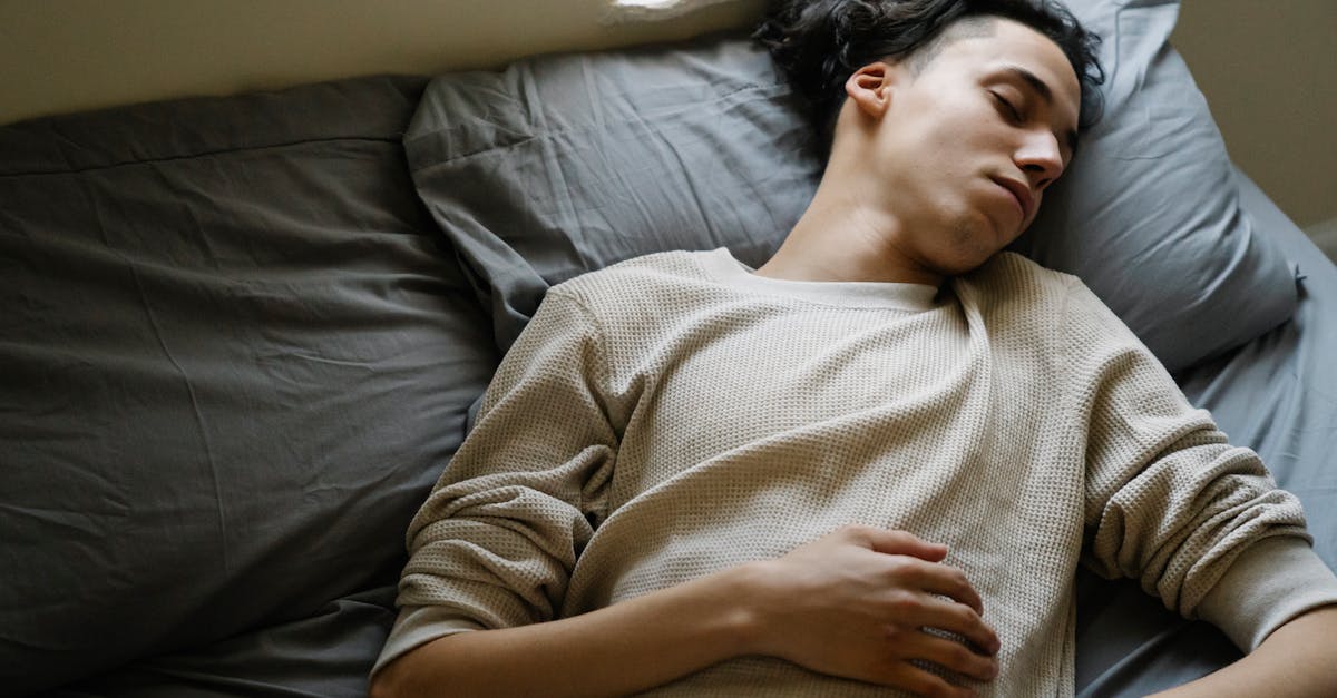 découvrez les meilleures positions de sommeil pour un sommeil réparateur. découvrez comment votre posture de sommeil affecte votre santé et trouvez des conseils pour obtenir un confort optimal pour un sommeil réparateur.