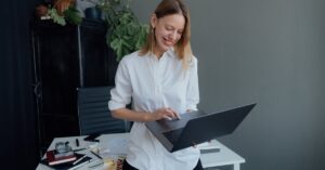 discover the benefits of a standing desk for a healthier work experience. improve your posture, boost productivity, and reduce the risks of a sedentary lifestyle with our ergonomic standing desk solutions.