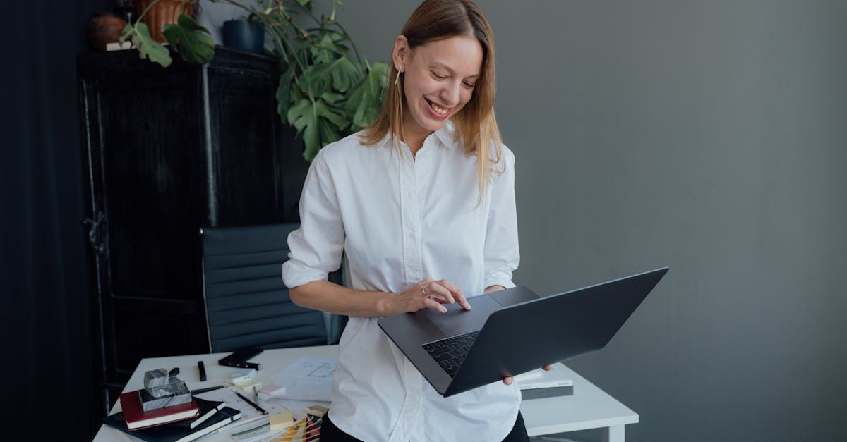 discover the benefits of a standing desk for a healthier work experience. improve your posture, boost productivity, and reduce the risks of a sedentary lifestyle with our ergonomic standing desk solutions.