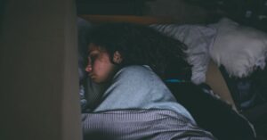 discover the best sleep positions for a restorative night's rest. explore the benefits and drawbacks of various sleeping styles, from back to side sleeping, to boost your sleep quality and overall health.