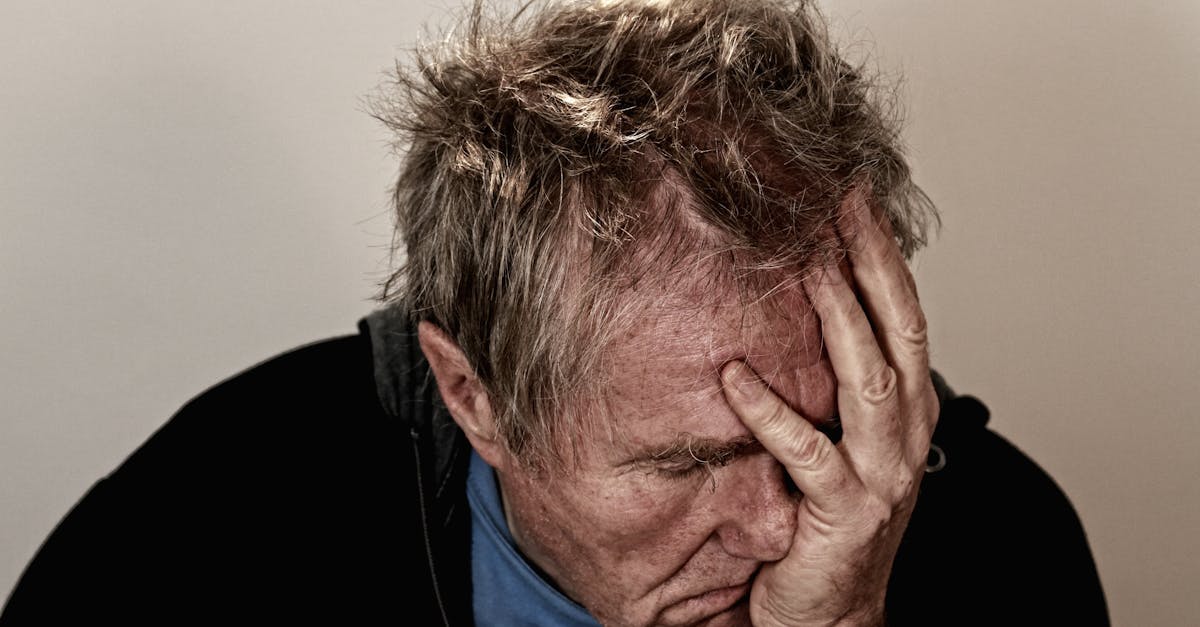 grĂące aux techniques innovantes de Pulse Align. Les cĂ©phalĂ©es de tension sont les plus courantes. Elles se caractĂ©risent par une douleur constante, sourde et lancinante, souvent ressentie comme un serre-tĂȘte. Elles peuvent durer de trente minutes Ă plusieurs heures, parfois plusieurs jours. Contrairement aux migraines, les cĂ©phalĂ©es de tension ne provoquent gĂ©nĂ©ralement pas de nausĂ©es ni de vomissements et ne sont pas aggravĂ©es par l'activitĂ© physique. Bien que moins intenses que d'autres types de maux de tĂȘte, elles peuvent avoir un impact significatif sur la vie quotidienne, surtout si elles deviennent chroniques.